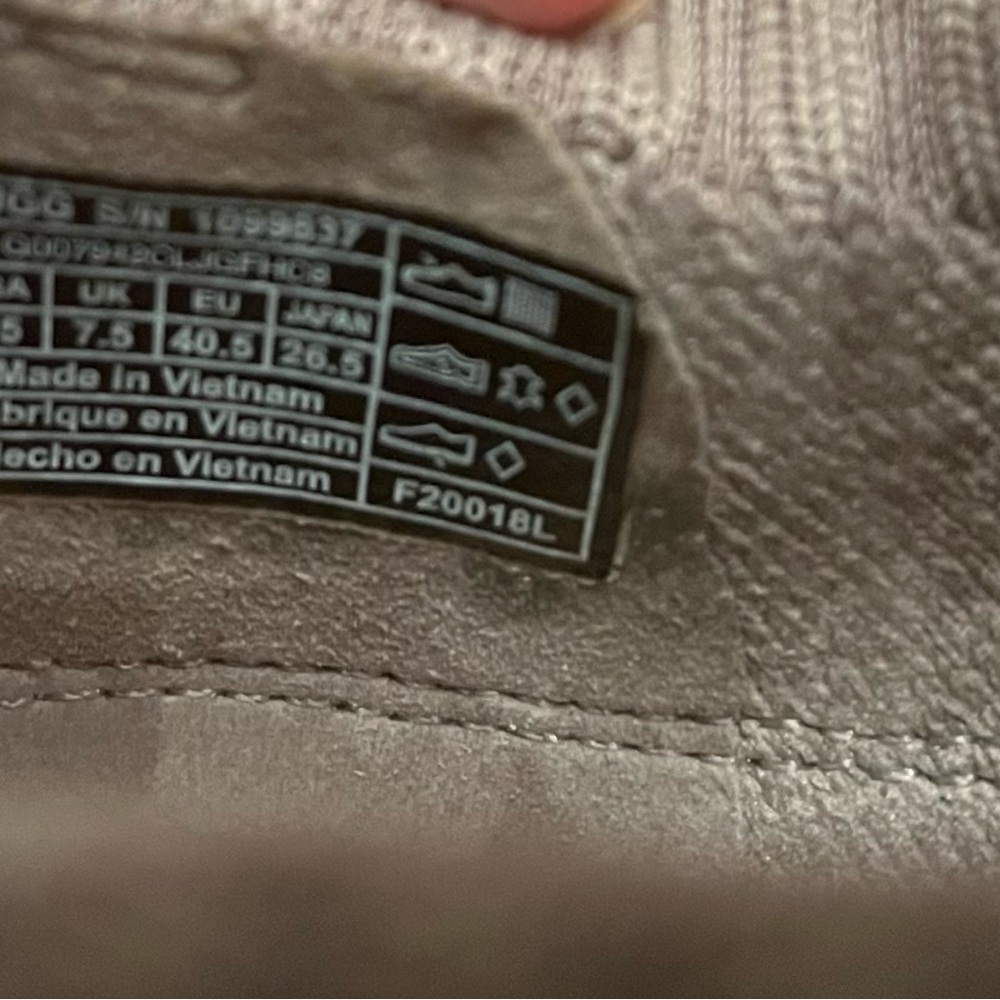UGG. New. 91/2 - Picture 7 of 7